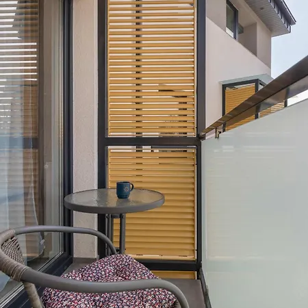 Cozy With Parking & Terrace By Renters Lejlighed *